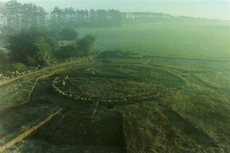 The Excavation of Hob’s Barrow: Une exploration archéologique pleine de mystères et de sensations surnaturelles!